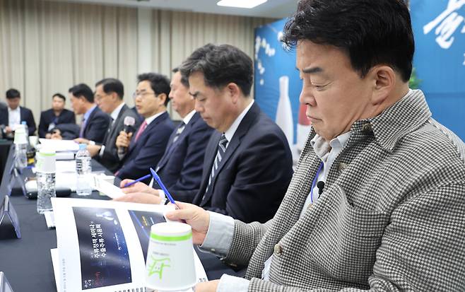 백종원 더본코리아 대표(오른쪽)가 2023년 11월 20일 오후 세종시 정부세종2청사 국세청에서 열린 제1회 주류정책 세미나 및 수출주류 시음회에 참석해 자료를 살피고 있다. [사진 출처=연합뉴스]