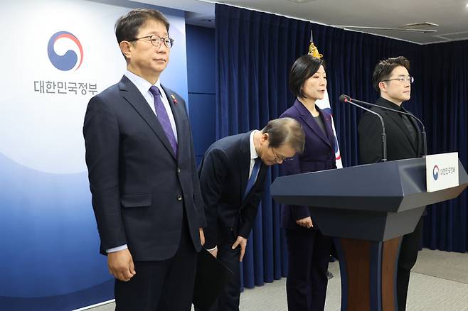 국토·고용·중기장관도 “중대법 유예” 호소 이정식 고용노동부 장관(왼쪽 둘째)이 관계 부처 장관들과 함께 24일 정부서울청사에서 진행한 기자회견에서 50인 미만 사업장에 대한 중대재해처벌법 유예를 호소하며 고개를 숙이고 있다. 왼쪽부터 박상우 국토교통부 장관, 이 장관, 오영주 중소벤처기업부 장관. [이충우 기자]