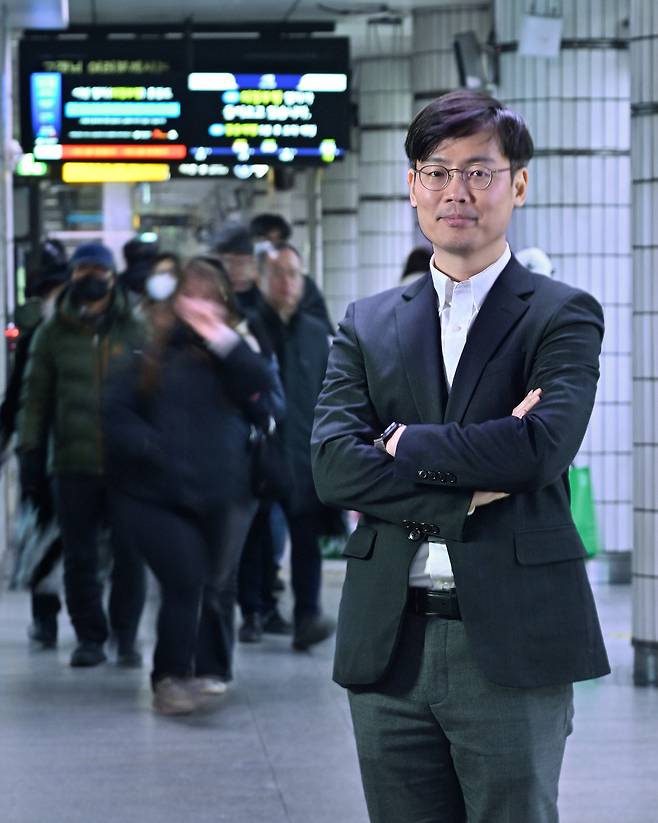 임국현 서울시 도시철도업무 총괄팀장이 23일 서울 중구 지하철 1호선 시청역에서 헤럴드경제와 인터뷰 전 사진촬영을 하고 있다. 임세준 기자