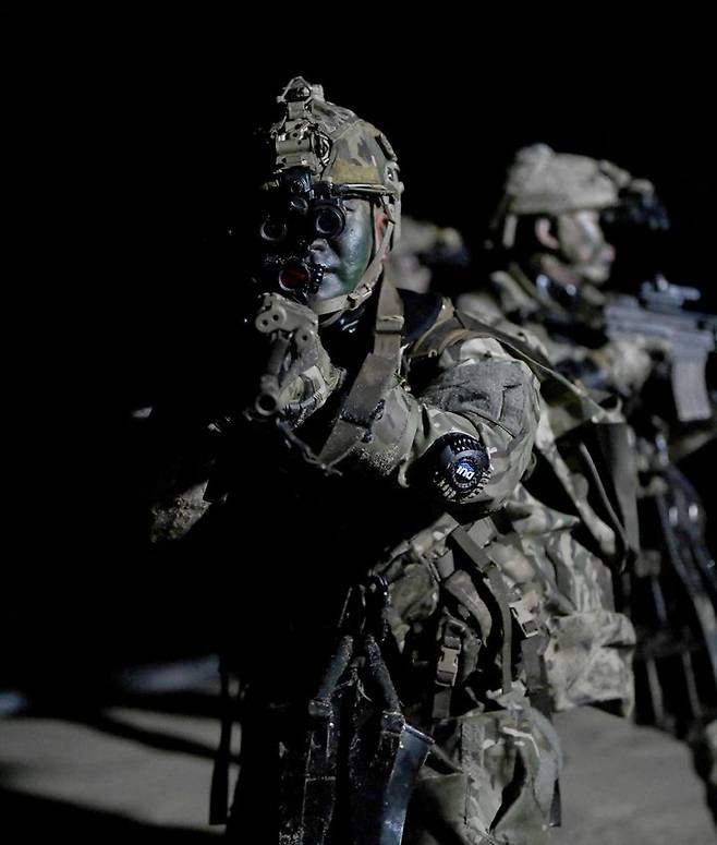 [서울=뉴시스] 최진석 기자 = 해군특수전전단 특전요원(UDT/SEAL)들이 지난 17일 강원도 동해안 일대에서 해안침투 훈련을 하고 있다. 이번 혹한기 훈련은 지난 16일부터 25일까지 진행된다. (사진=해군 제공) 2024.01.24. photo@newsis.com *재판매 및 DB 금지