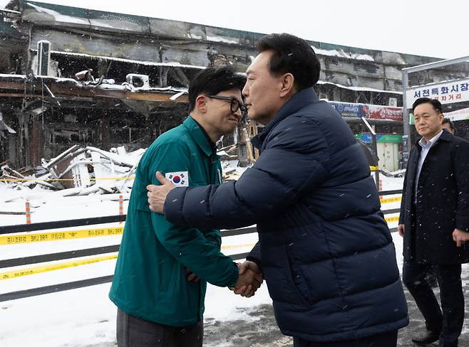 [서울=뉴시스] 윤석열 대통령이 23일 오후 충남 서천군 서천수산물특화시장 화재 현장을 찾아 피해 상황을 점검하기 앞서 한동훈 국민의힘 비상대책위원장을 만나 악수하고 있다.(사진=대통령실 제공) 2024.01.23. photo@newsis.com *재판매 및 DB 금지