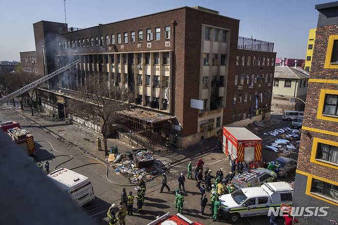 [요하네스버그=AP/뉴시스] 23일(현지시간) AP통신 등에 따르면 남아공 요하네스버그에서 지난해 8월31일 건물 화재로 76명의 사망자가 나온 사건에 대해 한 남성이 범죄 사실을 자백했다. 사진은 화재가 진압된 건물의 모습. 2024.01.24.