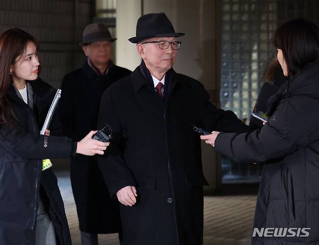 [서울=뉴시스] 김진아 기자 = 박근혜 정부 시절 이른바 '문화계 블랙리스트' 사건으로 재판에 넘겨진 김기춘 전 대통령 비서실장이 24일 서울 서초구 서울고등법원에서 열린  파기환송심에서 징역 2년을 선고받은 후 법정을 나서고 있다. 함께 기소된 조윤선 전 문화체육관광부 장관은 징역 1년 2개월을 선고받았다. 2024.01.24. bluesoda@newsis.com