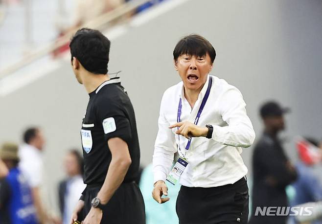 [도하(카타르)=뉴시스] 김근수 기자 = 신태용 인도네시아 축구대표팀 감독이 24일(현지시간) 카타르 도하 알투마마 스타디움에서 열린 아시아축구연맹(AFC) 2023 카타르 아시안컵 D조 조별예선 3차전 일본 대 인도네시아의 경기에서 전술지시를 하고 있다. 2024.01.24. ks@newsis.com