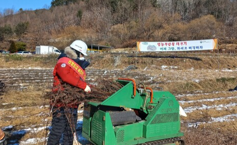 지난해 12월 서부지방산림청이 전북 진안군 안천면 일원에서 영농부산물 수거·파쇄 작업을 수행하는 모습. 산림청