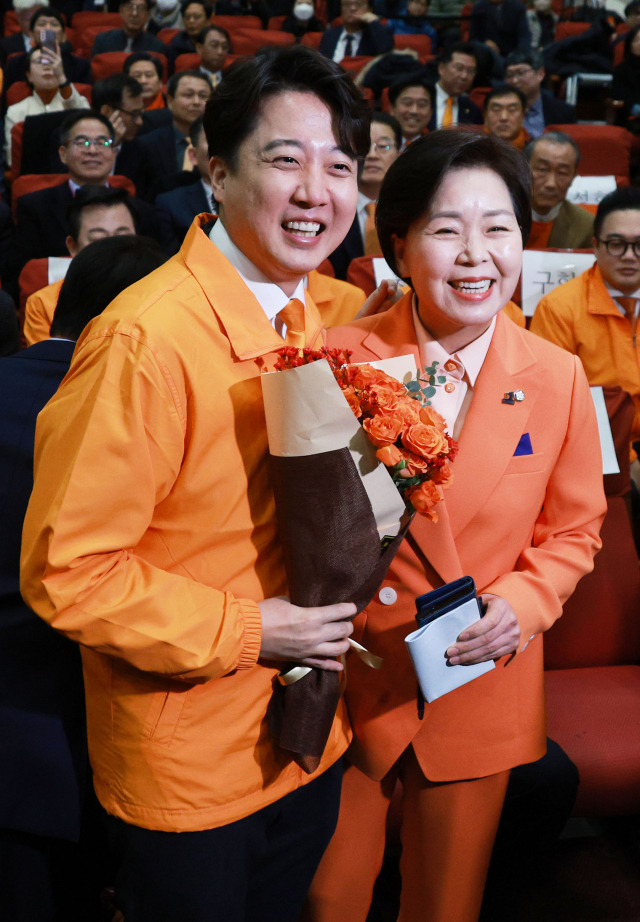 이준석 개혁신당 대표가 20일 오후 서울 국회 의원회관에서 열린 개혁신당 중앙당 창당대회에서 양향자 한국의희망 대표와 악수하고 있다. 연합뉴스