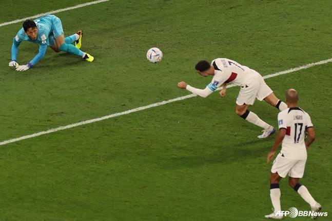 2022 카타르월드컵 한국과 경기에서 헤더를 시도하는 호날두. /AFPBBNews=뉴스1