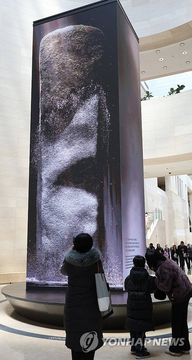 국립중앙박물관, 광개토왕비 디지털 영상으로 재현 (서울=연합뉴스) 이지은 기자 = 24일 서울 용산구 국립중앙박물관 상설전시관 '역사의 길'에 디지털로 재현한 광개토대왕릉비가 전시돼 있다. 박물관에서 새롭게 태어난 비석은 중국 지안(集安)에 있는 유물 모습 그대로로 높이 7.5ｍ(받침대 포함 시 8ｍ), 너비 2.6ｍ 크기의 발광다이오드(LED) 기둥에는 사진과 영상 자료를 토대로 구현한 비석 모습을 각 면에서 볼 수 있다. 2024.1.24 jieunlee@yna.co.kr