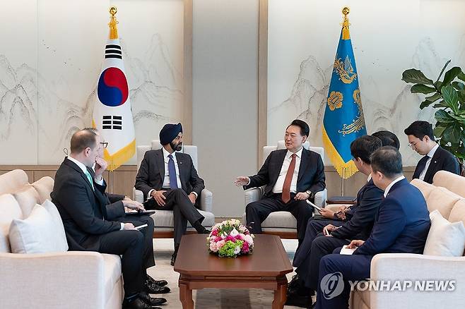 윤석열 대통령, 아제이 방가 세계은행 총재 접견 (서울=연합뉴스) 진성철 기자 = 윤석열 대통령이 24일 서울 용산 대통령실 청사에서 아제이 방가 세계은행 총재를 접견하고 있다.  2024.1.24  [대통령실 제공. 재판매 및 DB 금지] zjin@yna.co.kr