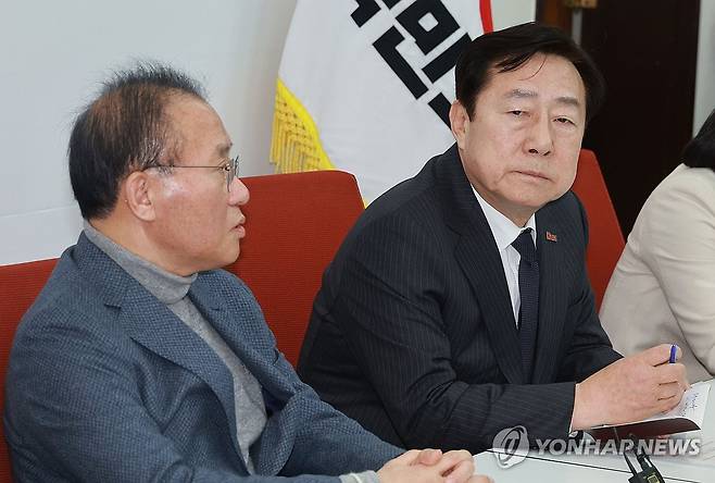 경청하는 김기문 중기중앙회장 (서울=연합뉴스) 한종찬 기자 = 김기문 중소기업중앙회장이 24일 오전 국회에서 국민의힘 윤재옥 원내대표의 발언을 듣고 있다. 2024.1.24 saba@yna.co.kr