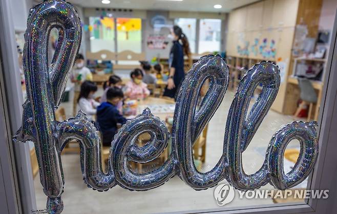 '유보통합' 앞둔 어린이집 (서울=연합뉴스) 황광모 기자 =  교육부·보건복지부로 나뉜 유아교육·보육 관리체계 통합하는 '유보통합'을 정부가 발표해 유아 교육에 큰 변화가 있을 것으로 예상되는 가운데 6일 오전 서울 송파구 위례신도시 내 위례 아이숲 어린이집에서 어린이들이 수업을 받고 있다. 2023.2.6 hkmpooh@yna.co.kr