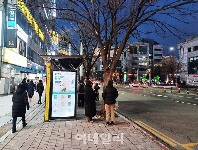 18일 오후 인천 계양구 계산동 계양구청 인근 정류장에서 주민들이 버스를 기다리고 있다. (사진 = 이종일 기자)