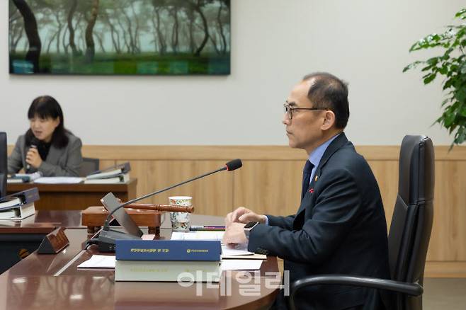 고학수 개인정보보호위원회 위원장이 1월 24일 오후 서울 종로구 정부서울청사에서 2024년 제2회 개인정보보호위원회 전체회의에서 모두발언을 하고 있다.