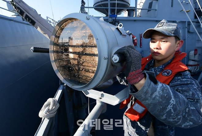 해군 1함대사령부 임병래함 조타사 이주경 하사가 장비를 조작하고 있다. (사진=국방부)