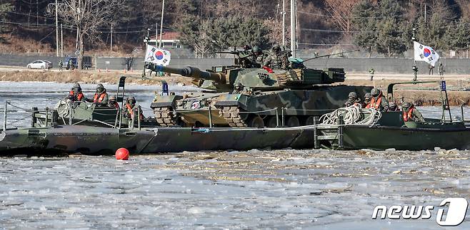 24일 오후 경기도 포천군 강포리 훈련장에서 열린 육군 제7공병여단과 수도기계화보병사단의 제병협동 도하훈련에서 K1A2 전차가 문교도하를 실시하고 있다. 2024.1.24/뉴스1 ⓒ News1 민경석 기자