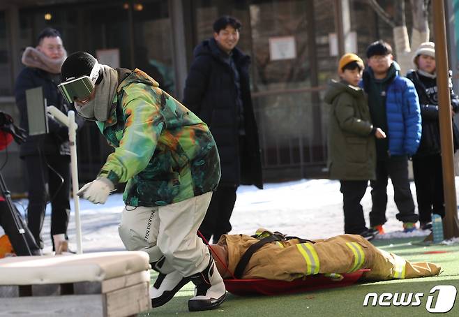 25일 경기 광주시 곤지암리조트 스키장에서 경기도소방재난본부 주관으로 열린 '도민 참여 길거리 소방안전체험(Street Fire Fighter)'에서 시민들이 눈썰매를 활용한 마네킹 끌기 체험을 하고 있다. 2024.1.25/뉴스1 ⓒ News1 김영운 기자