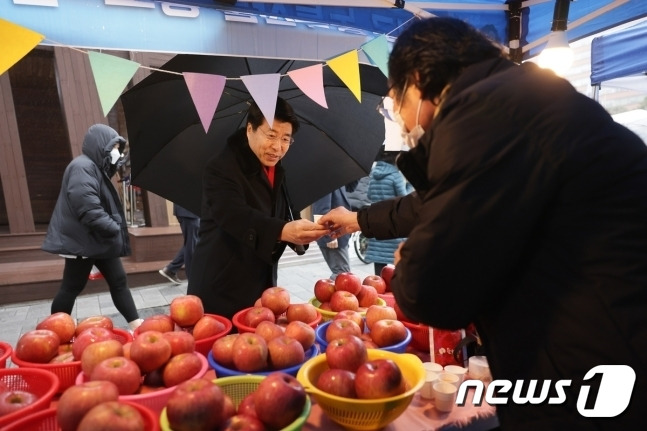 지난해 설명절 농산물 장터를 찾은 서강석 송파구청장 (송파구 제공)