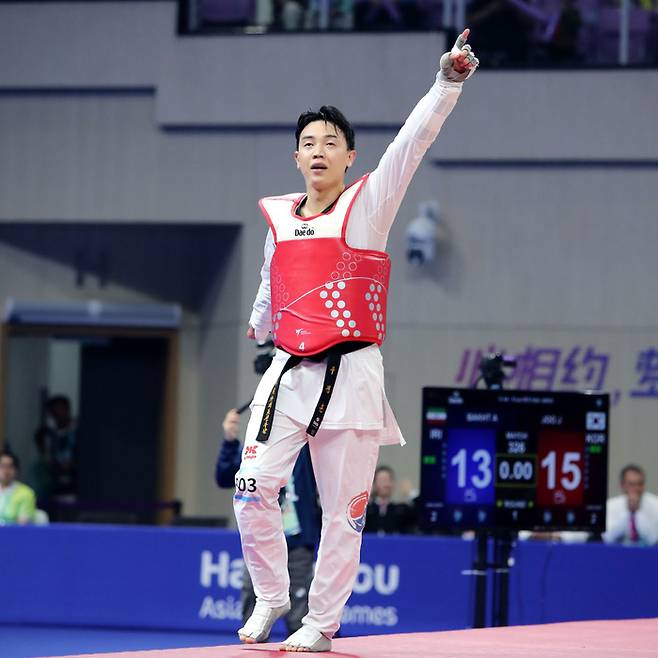 주정훈이 2022년 항저우 장애인아시안게임 남자 K44 80㎏급 결승전에서 금메달을 획득한 후 환호하고 있다. 사진 | 대한장애인체육회