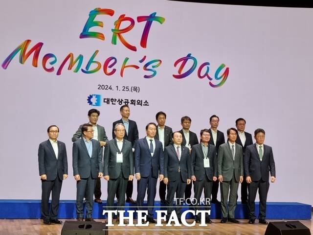 최태원 회장을 포함한 'ERT 멤버스 데이' 참석자들이 기념 촬영을 하고 있다. /이성락 기자