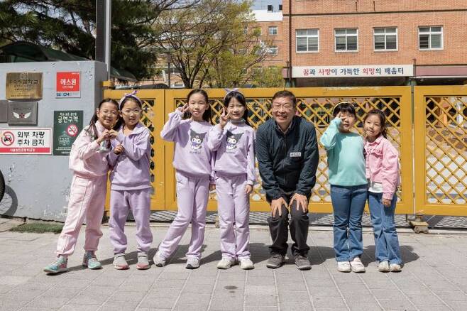 김경호 광진구청장과 관내 초등학교 아이들 모습.(사진제공=광진구청)