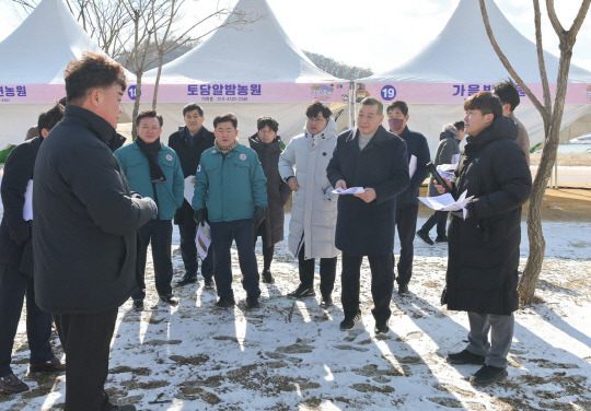 공주시가 '제7회 겨울공주 군밤축제'와 '2024 대한민국 알밤박람회 in공주'를 앞두고 축제 현장을 점검하며 관람객 맞이에 총력을 기울이고 있다. 사진=공주시 제공