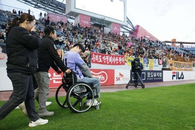 프로축구 K리그1 제주 유나이티드 소속 유연수 선수가 지난해 11월 11일 홈 팬들 앞에서 은퇴식을 치르고 있다. ⓒ제주유나이티드