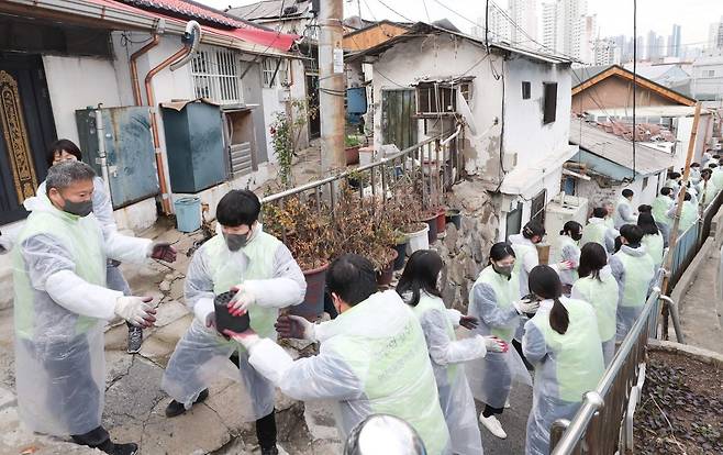 지난해 12월 13일 인천국제공항공사 임직원들이 인천 동구 만석동에서 생활형편이 어려운 주민들에게 연탄을 배달하고 있다. 인천국제공항공사 제공