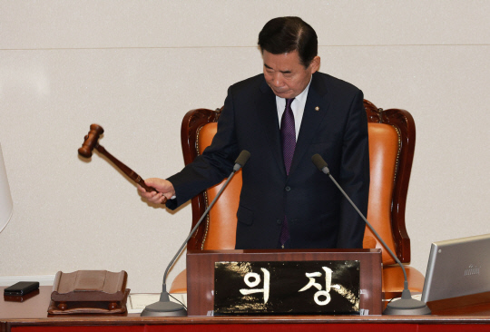 김진표 국회의장이 25일 국회에서 열린 본회의에서 개회 선언을 하고 있다.  연합뉴스