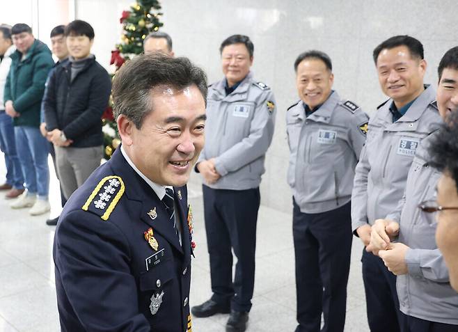 윤희근 경찰청장이 지난해 12월28일 특별 승진 임용식이 열린 청주 청원경찰서에서 간부들과 악수를 하고 있다. 연합뉴스