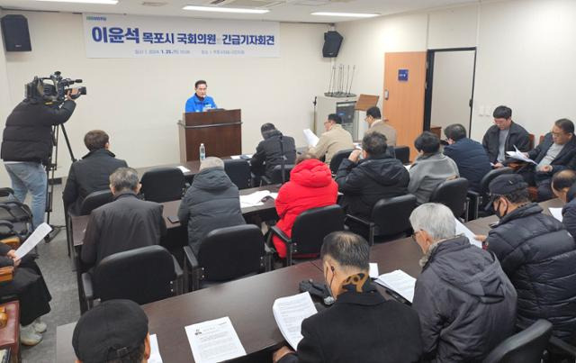 이윤석 더불어민주당 국회의원 예비후보가 25일 목포시의회에서 기자회견을 갖고 경선 무효화 등을 촉구하고 있다. 이윤석 예비후보 제공