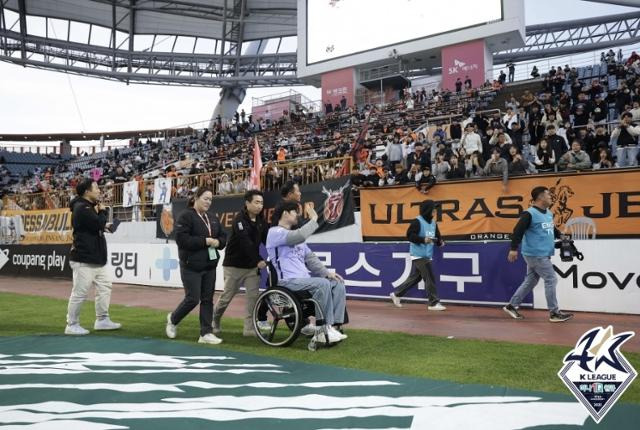 제주 유나이티드 골키퍼 유연수가 지난해 11월 11일 제주월드컵경기장에서 열린 제주와 FC서울의 프로축구 경기에서 하프타임에 은퇴식을 열고 그라운드를 돌며 팬들에게 작별인사를 건네고 있다. 한국프로축구연맹 제공