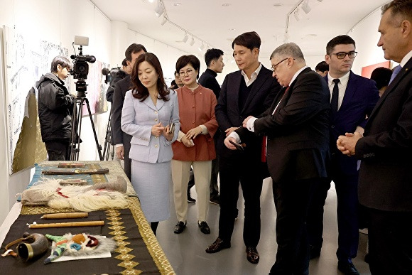 대전시의회 이상래 의장, 한국-루마니아 전략적 동반자 관계 수립 15주년 기념 문화관광예술 교류 전시회 참석해 내빈들과 인사를 나눴다.[사진=대전시의회]