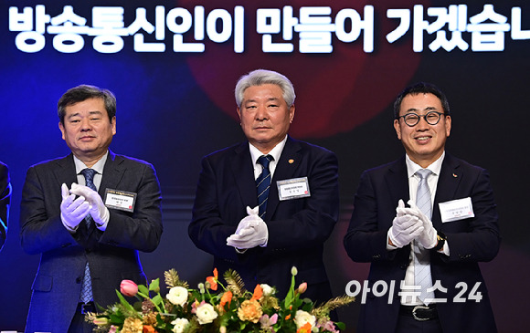 박민 한국방송협회 회장, 김홍일 방송통신위원회 위원장, 유영상 한국정보통신진흥협회 회장 등 내빈들이 25일 오후 서울 영등포구 63컨벤션센터 그랜드볼룸에서 열린 '2024 방송통신인 신년인사회’에 참석하고 있다. [사진=곽영래 기자]