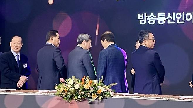 케이크 커팅이 끝나고 김홍일 방통위원장이 참석자들과의 인사를 위해 자리를 뜨자 류희림 방송통신심의위원장(오른쪽에서 두번째)이 박민 KBS 사장에게 다가가 무언가 얘기를 하고 있다. 두 사람은 전직 법조언론인클럽 회장 출신이란 인연이 있다. 류 위원장은 제6대 회장을, 박민 사장은 제8대 회장을 지냈다. /김고은 기자