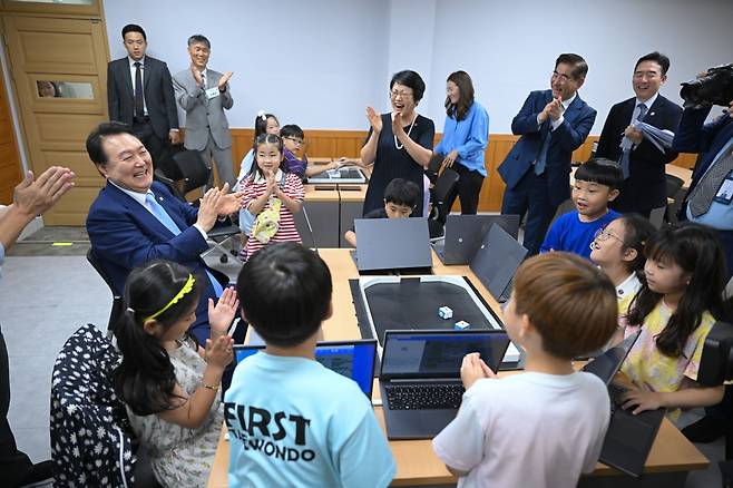 윤석열 대통령이 3일 경기 팔달구 수원초등학교에서 열린 늘봄학교를 현장 방문한 가운데 돌봄교실 수업을 참관하고 있다. / 사진=대통령실 제공