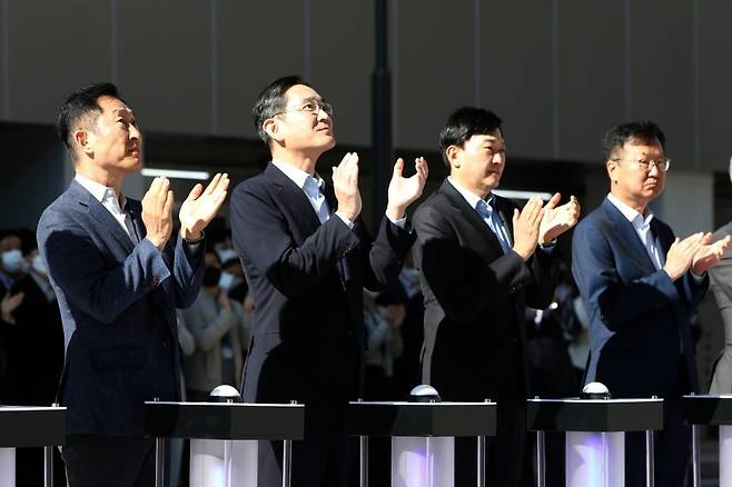 삼성바이오로직스 송도캠퍼스에서 열린 삼성바이오로직스 제 4공장 준공식. 왼쪽부터 고한승 삼성바이오에피스 사장, 이재용 회장, 존 림 삼성바이오로직스 사장 등. 삼성전자 제공