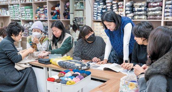 지난 9일 부산 동구 니트 아뜨리에에서 수강생들이 뜨개질 수업을 듣고 있다.  이원준 기자