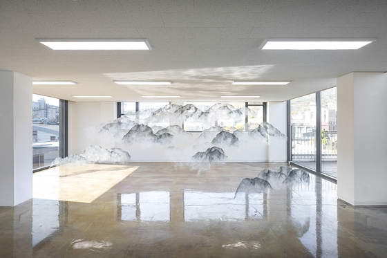 An installation view of "Disconnect from the Outside World," Jung So-yun's solo exhibition at Artside Temporary in Jongno District, central Seoul, from last year [JUNG SO-YUN]