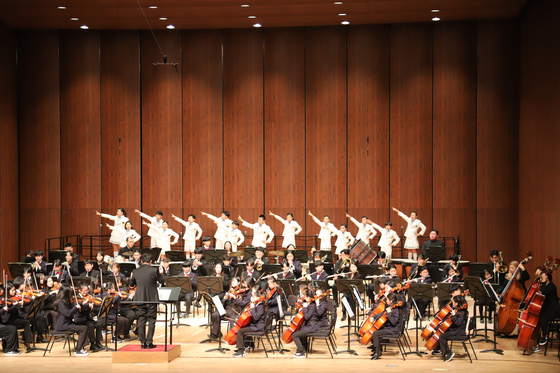 A local orchestra recital comprised of teenagers who reside in Gangneung, called the Dream of Orchestra Gangneung, kicked off Saturday at the Gangneung Arts Center, following with a joint performance with the Gangneung Angels choir. [MINISTRY OF CULTURE, SPORTS AND TOURISM]