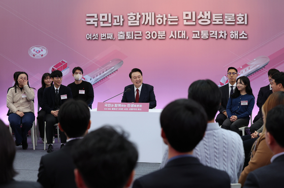 President Yoon Suk Yeol presides over the sixth public livelihood debate, a government-civilian town hall discussing transportation issues with some 100 officials, regular commuters and experts at Uijeongbu City Hall in Gyeonggi, Thursday. [JOINT PRESS CORPS]