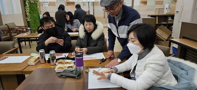 지난 23일 ‘찾아가는 평생교육 서비스 프로그램’에 참여한 지역 주민 성인학습자들이 프로그램에 참여해 체험활동을 하고 있다. (대구과학대 제공) 2024.01.25