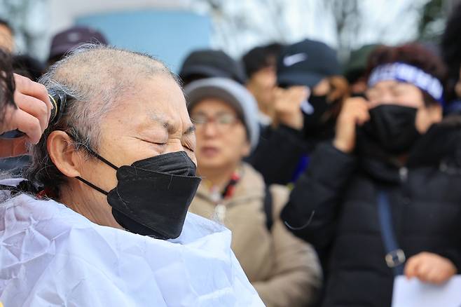 지난 19일 오후 서울 영등포구 여의도 금융감독원 앞에서 홍콩H지수(항셍중국기업지수) 기초 주가연계증권(ELS) 투자자가 피해 보상 등을 촉구하며 삭발하고 있다. [연합뉴스]