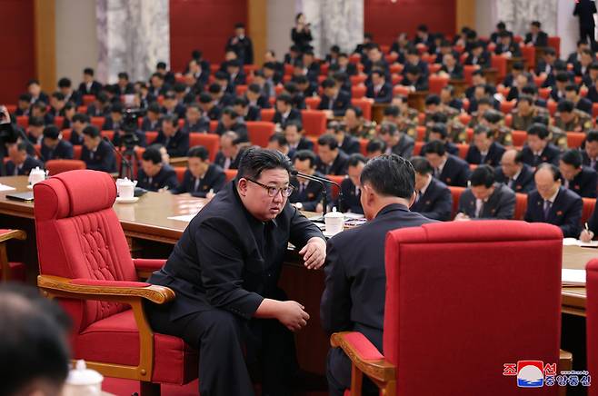 김정은 북한 국무위원장이 23~24일 열린 노동당 정치국 확대회의 도중 ‘경제 사령탑’인 김덕훈 내각총리와 대화하고 있다. 조선중앙통신은 해당 사진을 지난 25일 보도했다. [조선중앙통신·연합뉴스]