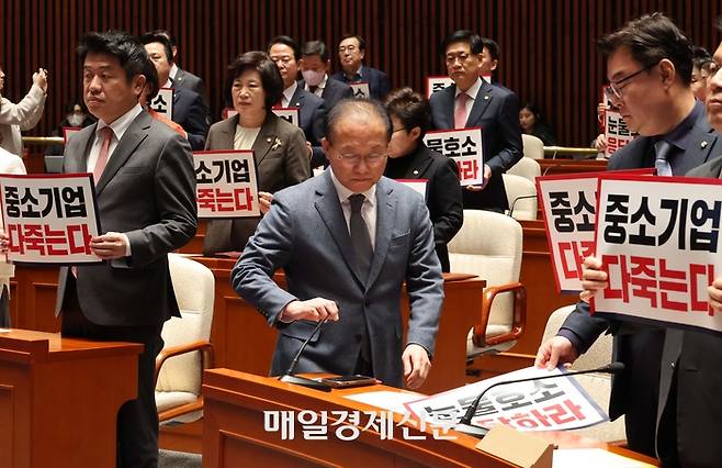 윤재옥 국민의힘 원내대표, 임이자 국회 환경노동위원회 여당 간사를 비롯한 국민의힘 의원들이 25일 서울 여의도 국회에서 열린 의원총회에서 중대재해법 적용 유예와 관련한 피켓팅을 하고 있다. 2024.1.25 [한주형기자]