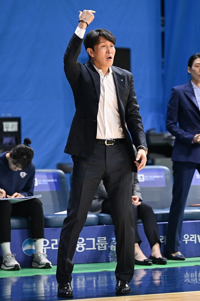 통산 300승의 위업을 세운 위성우 우리은행 감독. 사진=WKBL 제공