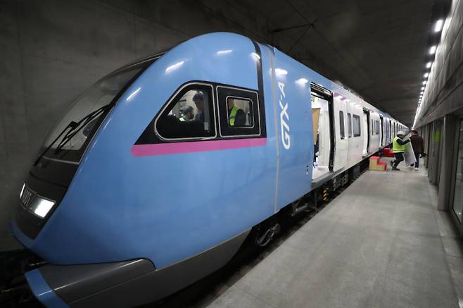 정부가 출·퇴근 시간 30분 시대를 열기 위한 속도 혁신 전략을 발표했다. 사진은 경기 화성시 동탄역에서 시운전 중인 GTX-A 초도차량. /사진=뉴스1