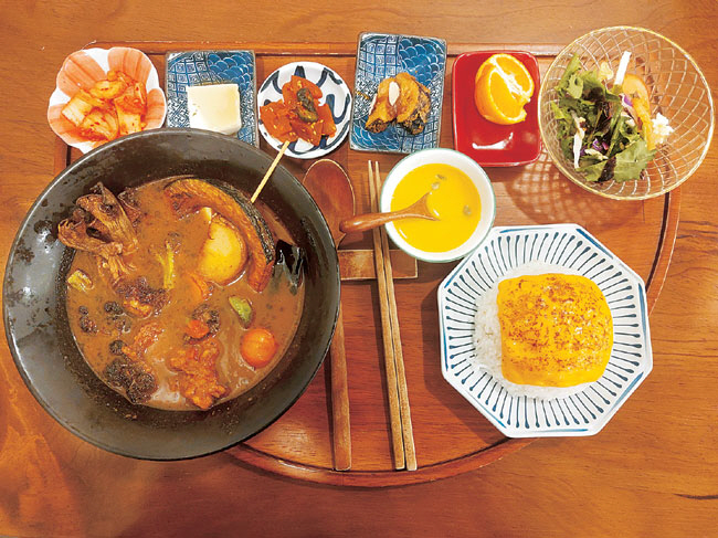 일본 가정식 요리를 내는 ‘시오’의 수프카레 정식.
