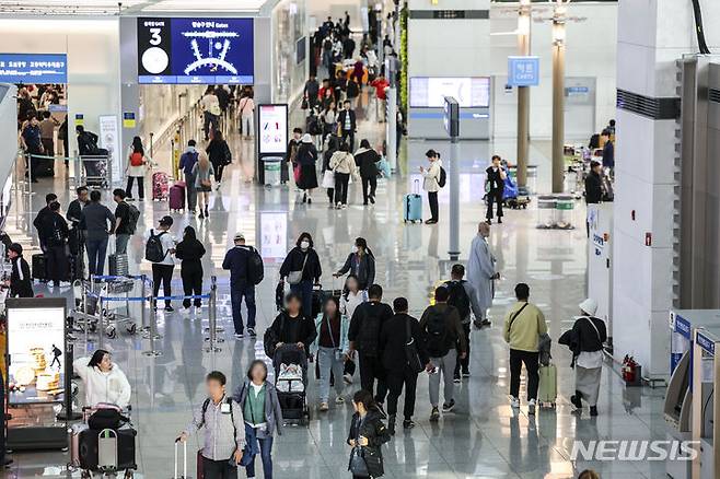 [인천공항=뉴시스] 정병혁 기자 = 지난달 해외 단체여행 비용의 증가 폭이 13년여 만에 가장 큰 것으로 나타났다. 물가 상승으로 인해 숙박비가 올랐고 유류할증료 상승과 여행 수요 증가로 항공권 부담이 커졌다. 통계청 국가통계포털에 따르면 지난달 해외단체여행비 소비자물가지수는 118.49로 지난해 같은 달보다 15.9% 올랐다. 이는 2010년 9월 이후 13년 1개월 만에 최고다. 8일 인천국제공항 제1터미널 면세구역에서 여행객들이 이동하고 있다.  2023.11.08. jhope@newsis.com