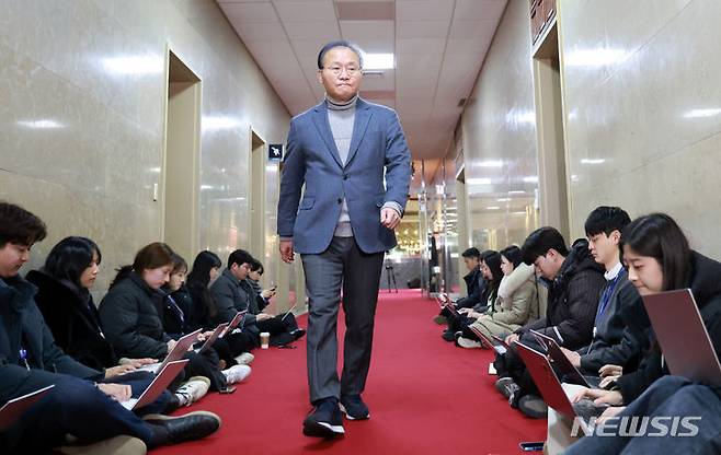 [서울=뉴시스] 이영환 기자 = 윤재옥 국민의힘 원내대표가 24일 오후 서울 여의도 국회에서 열린 국회의장-여야 원내대표 비공개 회동에 참석하고 있다.  2024.01.24 20hwan@newsis.com