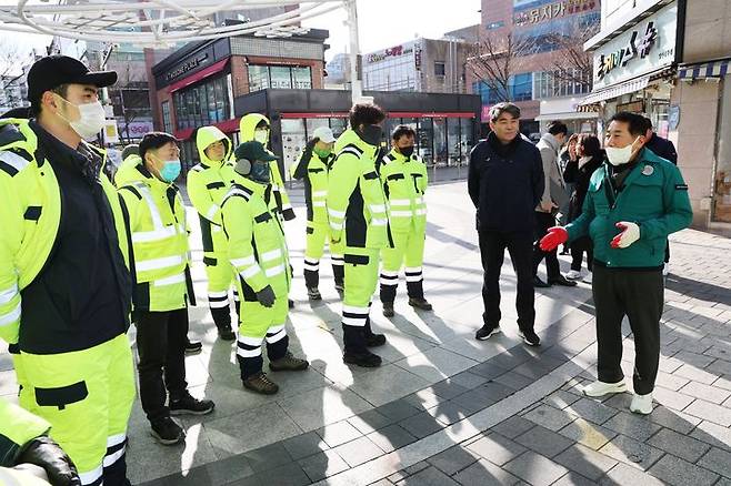 [양산=뉴시스] 안지율 기자 = 나동연 경남 양산시장이 환경미화원을 격려하고 있다. (사진=양산시 제공) 2024.01.25. photo@newsis.com *재판매 및 DB 금지